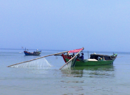 Chân Mây mùa ruốc - Thuyền máy của ngư dân được gắn dã cào cố định để cào ruốc